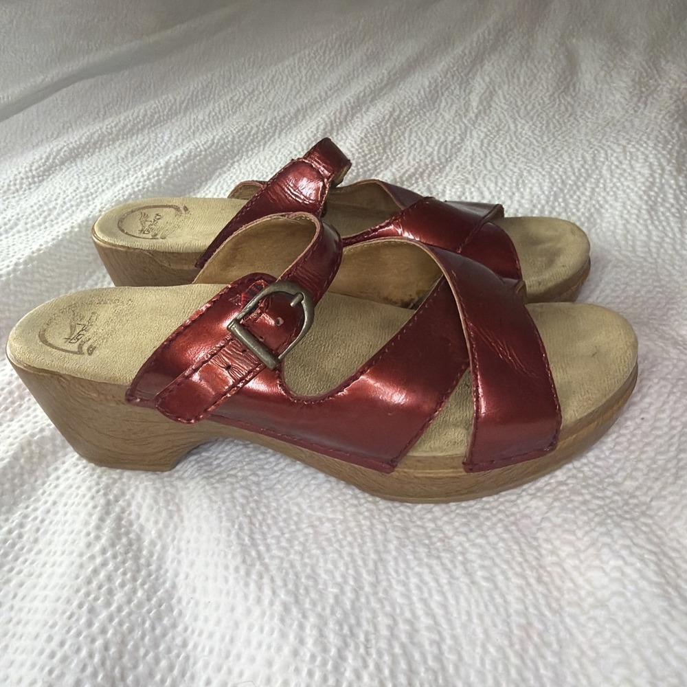 Dansko  Lela Glossy Red Patent Leather‎  Clogs Sandals Women Sz EU38 (7- -7 1/2)